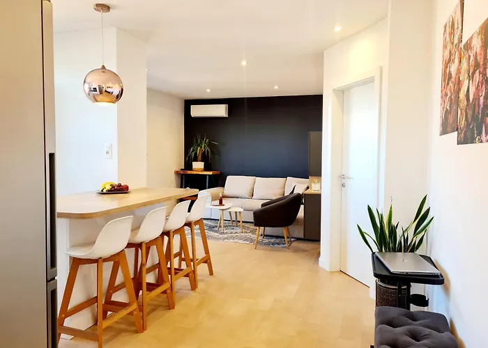 Beautiful Sea View, Free Parking, Centre Of *