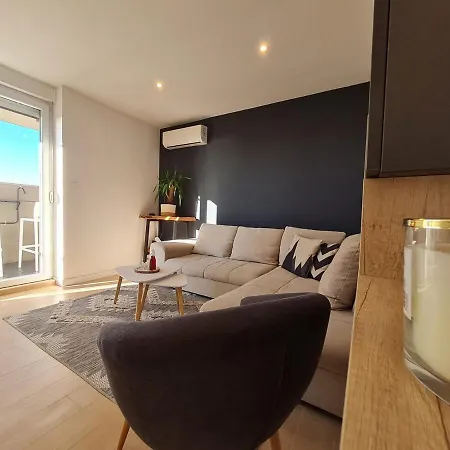 Beautiful Sea View, Free Parking, Centre Of *