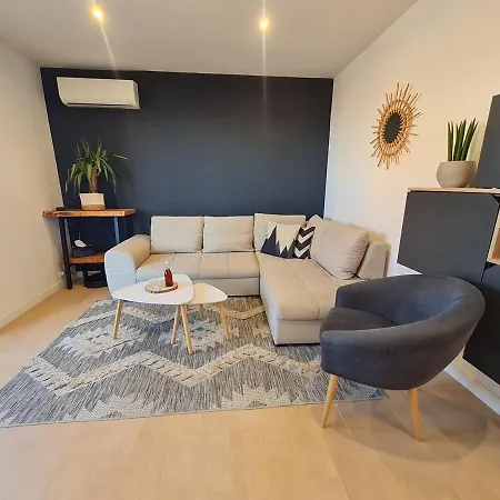 Beautiful Sea View, Free Parking, Centre Of *