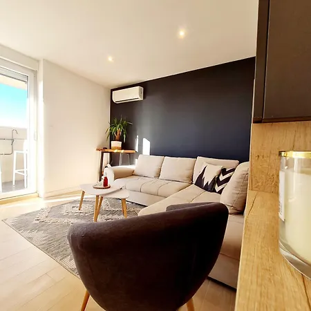 Beautiful Sea View, Free Parking, Centre Of *